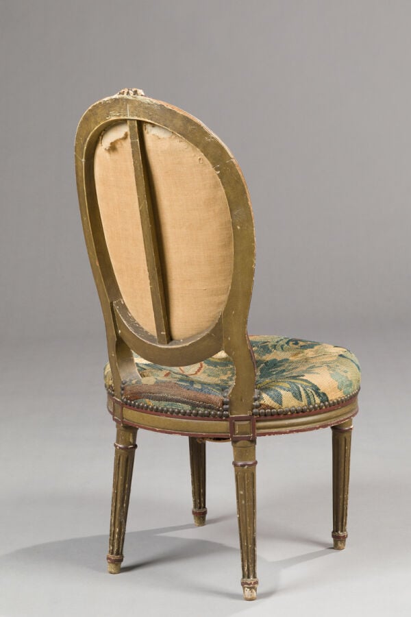 Chaise d'enfant à dossier médaillon cabriolet en bois sculpté et laqué crème. -…
