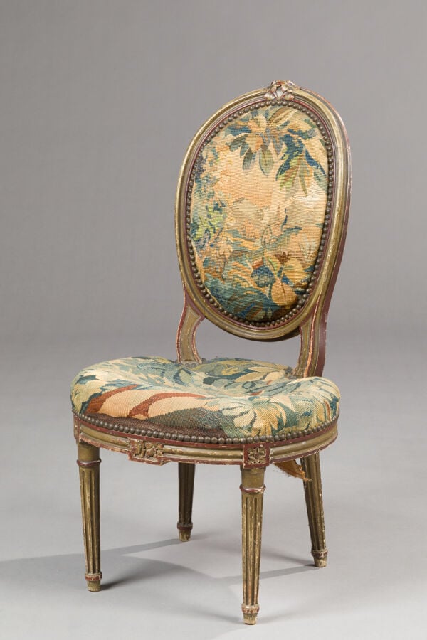 Chaise d'enfant à dossier médaillon cabriolet en bois sculpté et laqué crème. -…