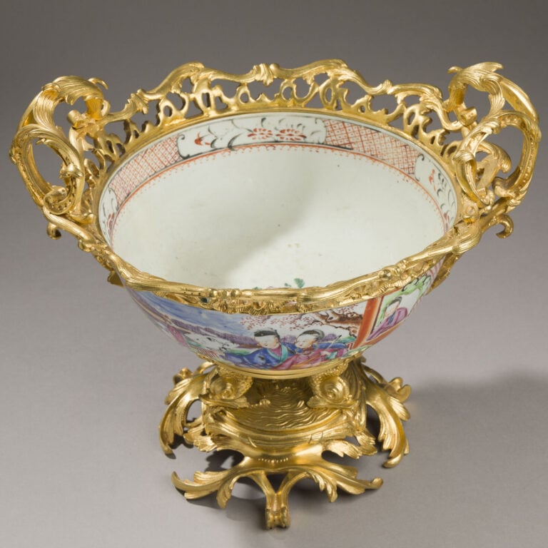 CHINE, Canton - XIXe siècle - Grand bol en porcelaine émaillée polychrome dit '…