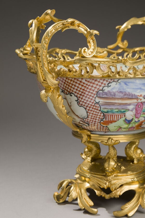 CHINE, Canton - XIXe siècle - Grand bol en porcelaine émaillée polychrome dit '…