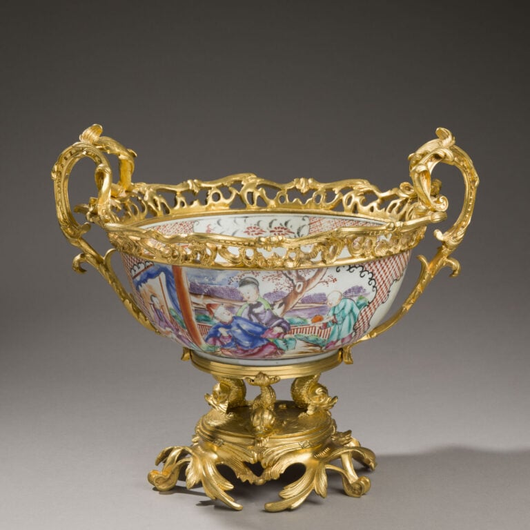 CHINE, Canton - XIXe siècle - Grand bol en porcelaine émaillée polychrome dit '…