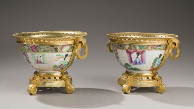 CHINE, Canton - XIXe siècle - Paire de bols en porcelaine émaillée polychrome d…