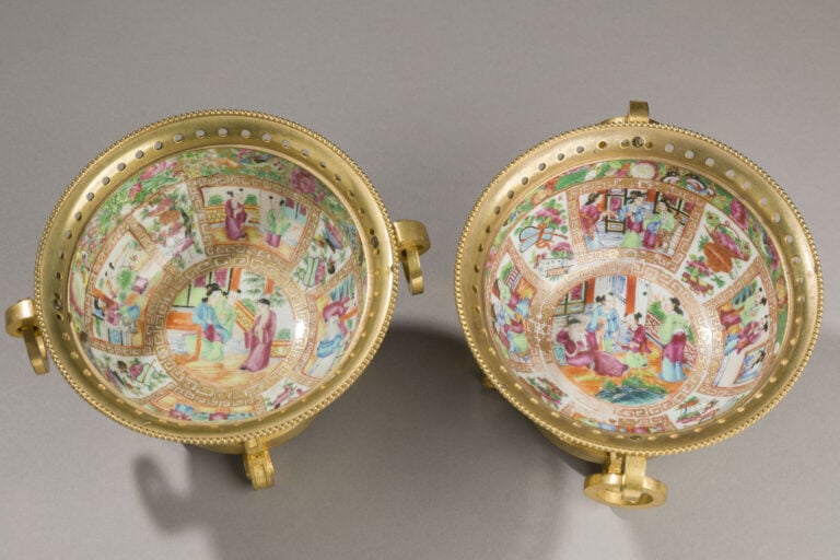 CHINE, Canton - XIXe siècle - Paire de bols en porcelaine émaillée polychrome d…