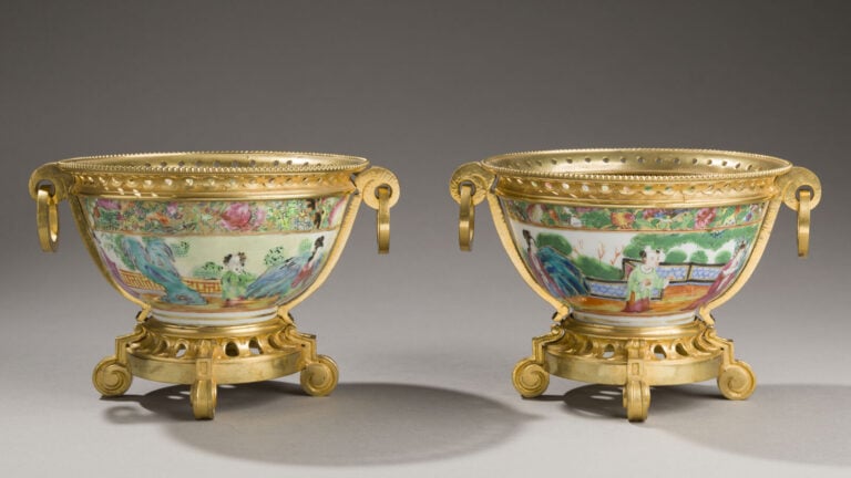 CHINE, Canton - XIXe siècle - Paire de bols en porcelaine émaillée polychrome d…