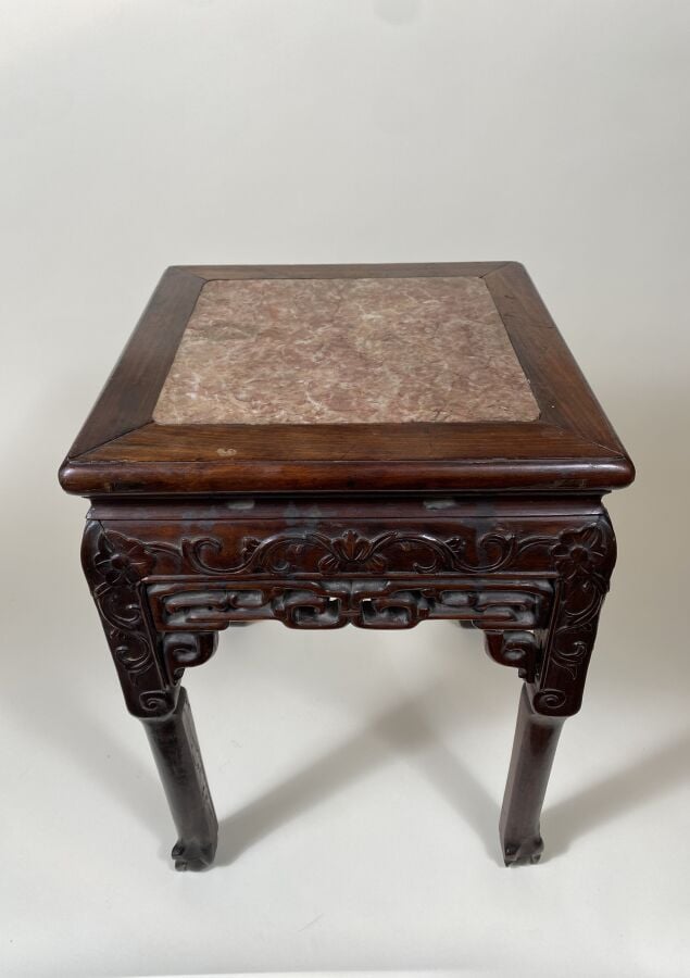 CHINE - Vers 1900 - Sellette de forme carrée en bois sculpté de fleurs et feuil…