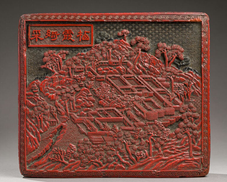 CHINE - XIXe siècle - Boite de forme carrée en laque rouge et noir sculptée d'u…