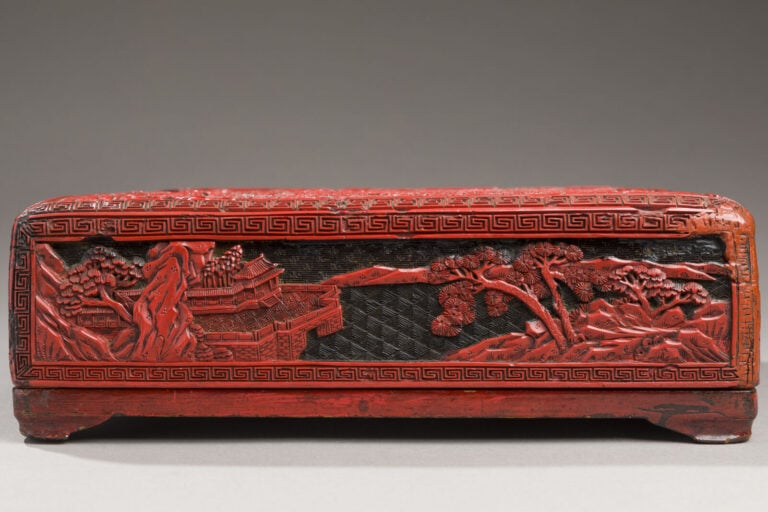 CHINE - XIXe siècle - Boite de forme carrée en laque rouge et noir sculptée d'u…