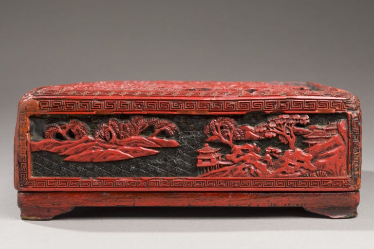 CHINE - XIXe siècle - Boite de forme carrée en laque rouge et noir sculptée d'u…