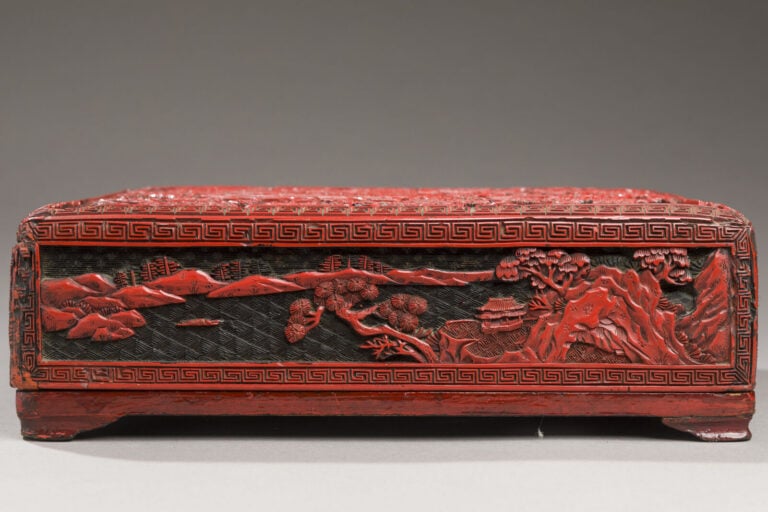 CHINE - XIXe siècle - Boite de forme carrée en laque rouge et noir sculptée d'u…