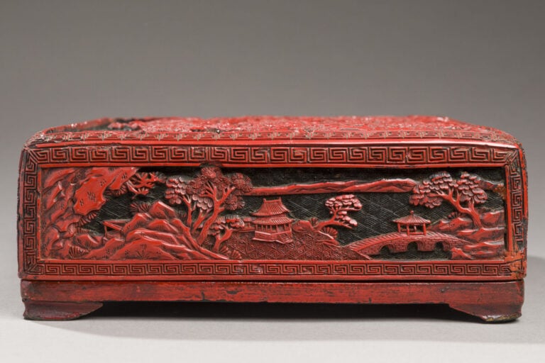 CHINE - XIXe siècle - Boite de forme carrée en laque rouge et noir sculptée d'u…