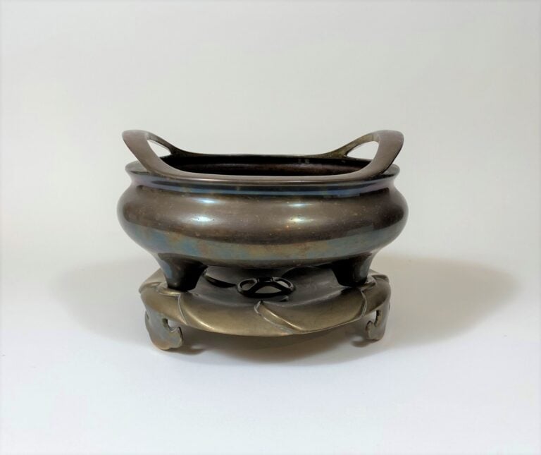 CHINE - XIXe siècle - Brûle-parfum tripode à deux anses en bronze dépatiné et s…