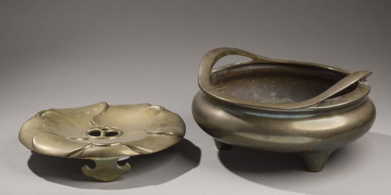 CHINE - XIXe siècle - Brûle-parfum tripode à deux anses en bronze dépatiné et s…