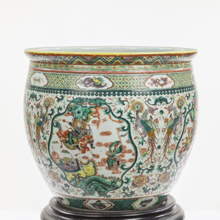 CHINE - XIXème siècle - Grand cache pot de la famille verte à décor de guerrier…