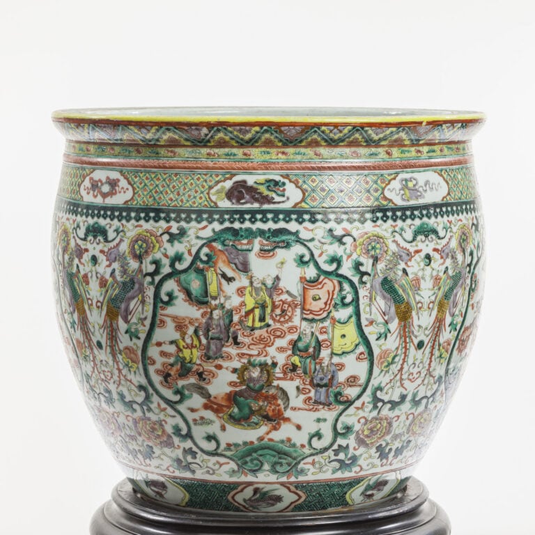 CHINE - XIXème siècle - Grand cache pot de la famille verte à décor de guerrier…