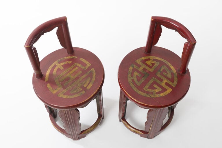 CHINE - XXème - Paire de petites chaises en bois laqué rouge, à décor sur l'ass…