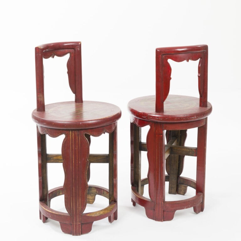 CHINE - XXème - Paire de petites chaises en bois laqué rouge, à décor sur l'ass…