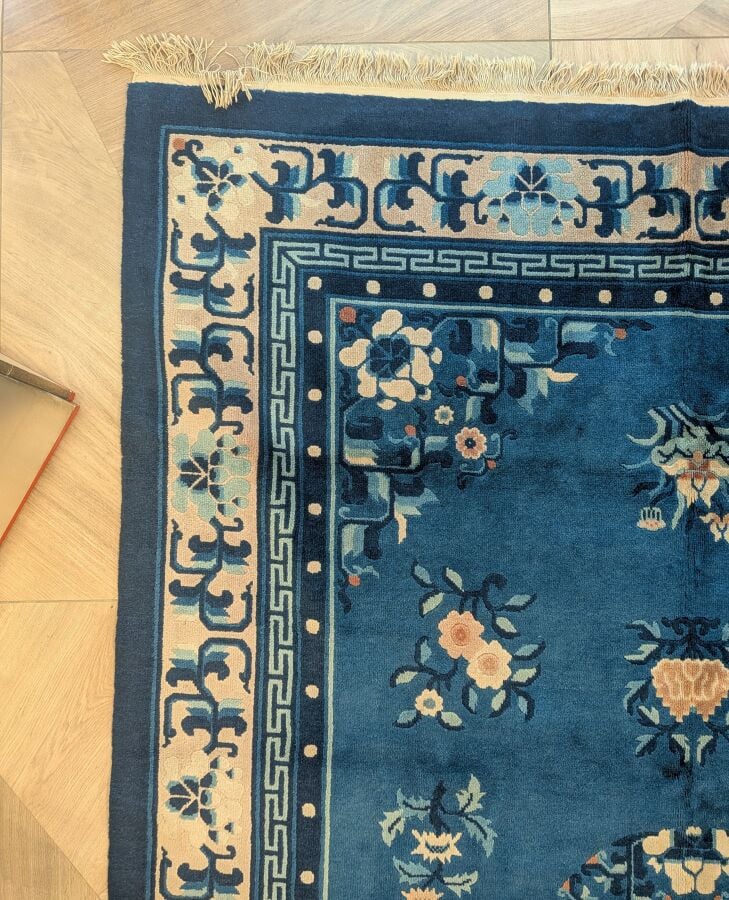 CHINE - XXème siècle - Tapis en laine à décor floral sur fond bleu, orné d'une…