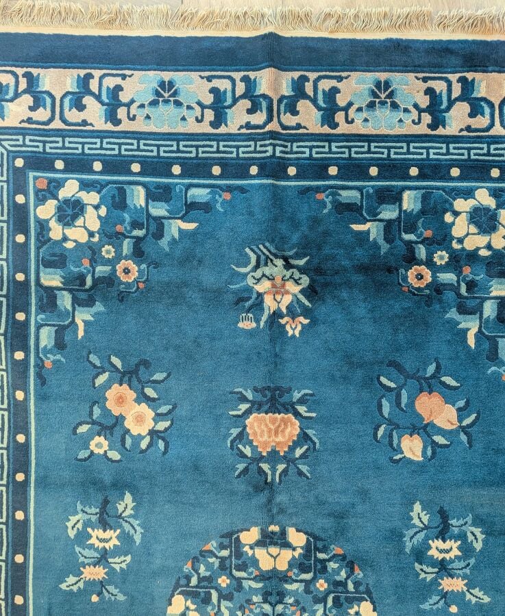 CHINE - XXème siècle - Tapis en laine à décor floral sur fond bleu, orné d'une…