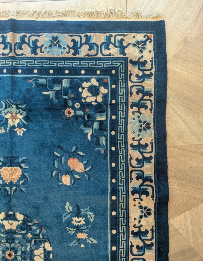 CHINE - XXème siècle - Tapis en laine à décor floral sur fond bleu, orné d'une…