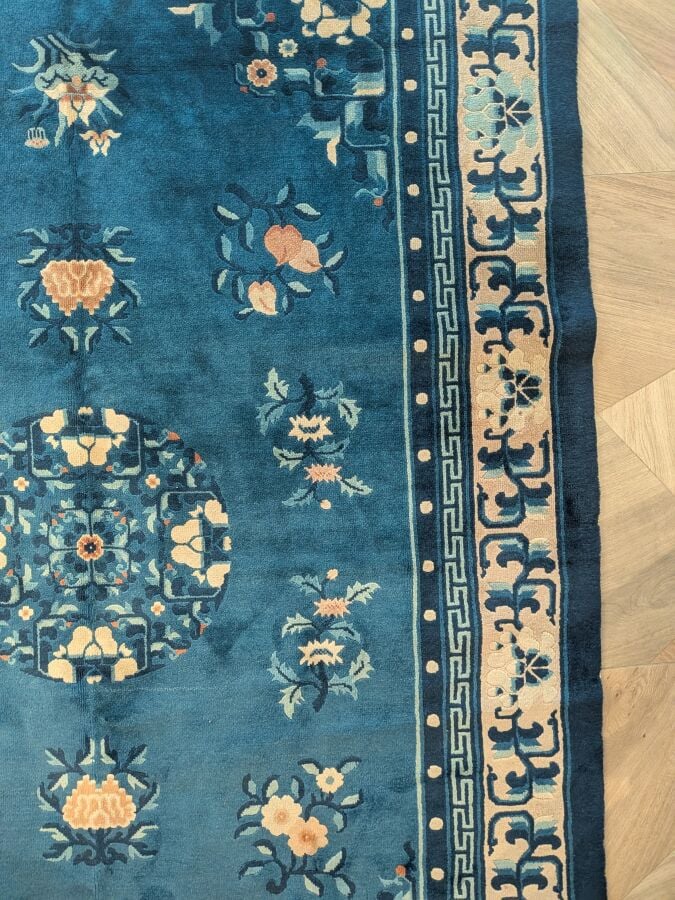 CHINE - XXème siècle - Tapis en laine à décor floral sur fond bleu, orné d'une…