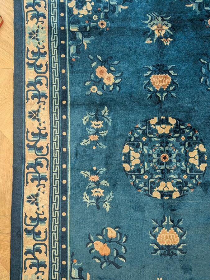 CHINE - XXème siècle - Tapis en laine à décor floral sur fond bleu, orné d'une…