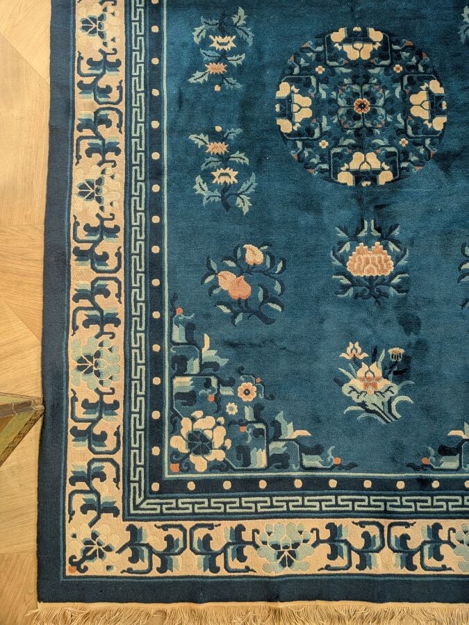 CHINE - XXème siècle - Tapis en laine à décor floral sur fond bleu, orné d'une…