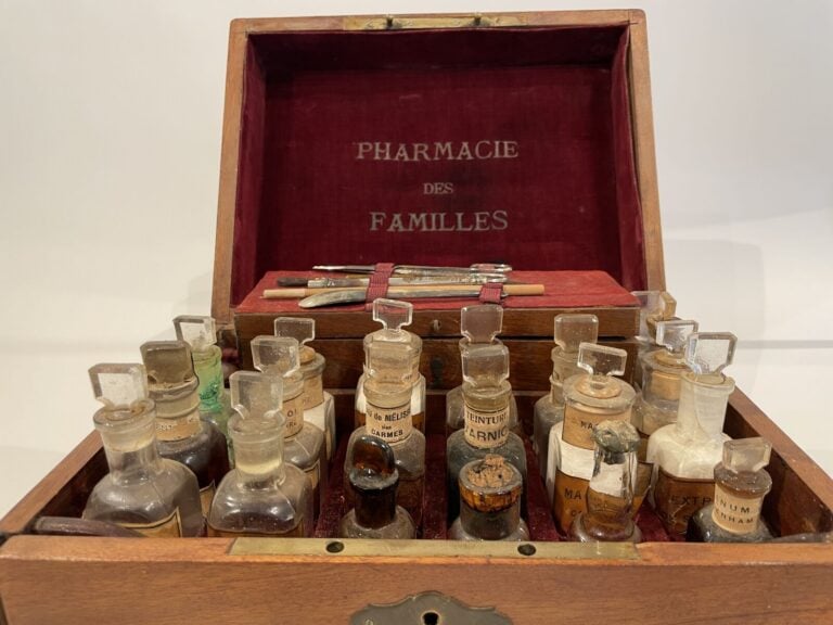 Coffret « Pharmacie des familles » en bois, avec ses flacons. - « Pharmacie Nor…