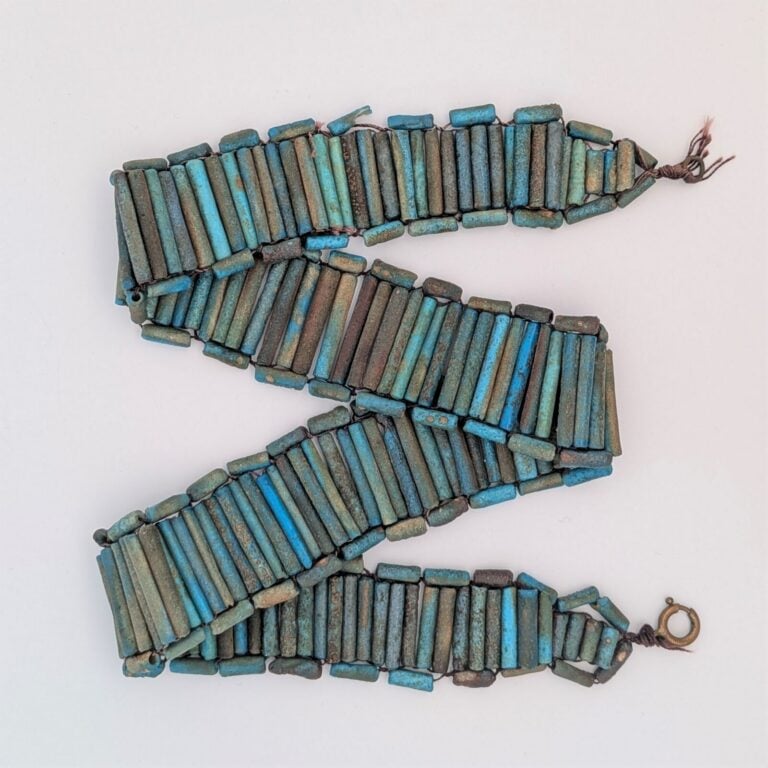 Collier composé de perles tubulaires. - Faïence turquoise - Égypte - Basse Époq…