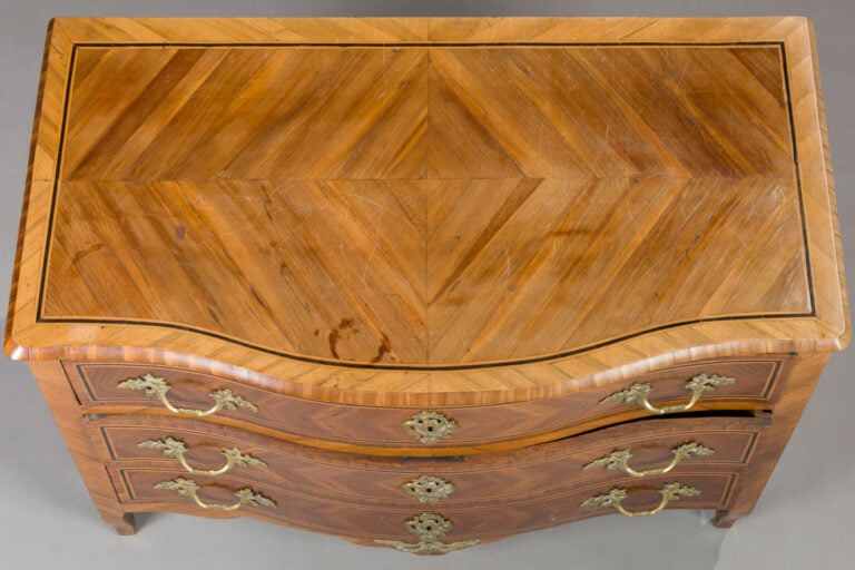 Commode à façade galbée en bois de placage marqueté en feuilles - dans des file…