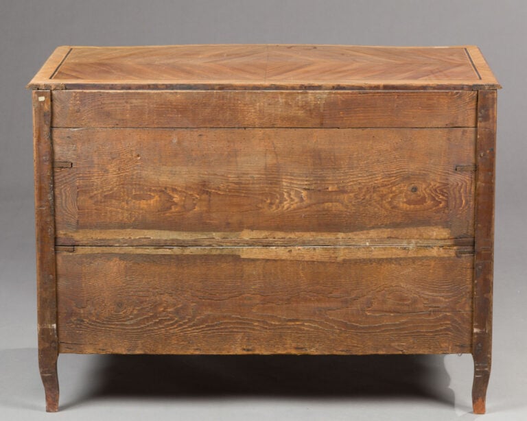 Commode à façade galbée en bois de placage marqueté en feuilles - dans des file…