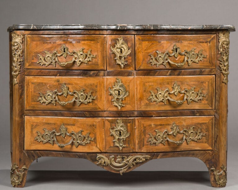 Commode de forme arbalète en bois de placage marqueté en - feuilles dans des fi…