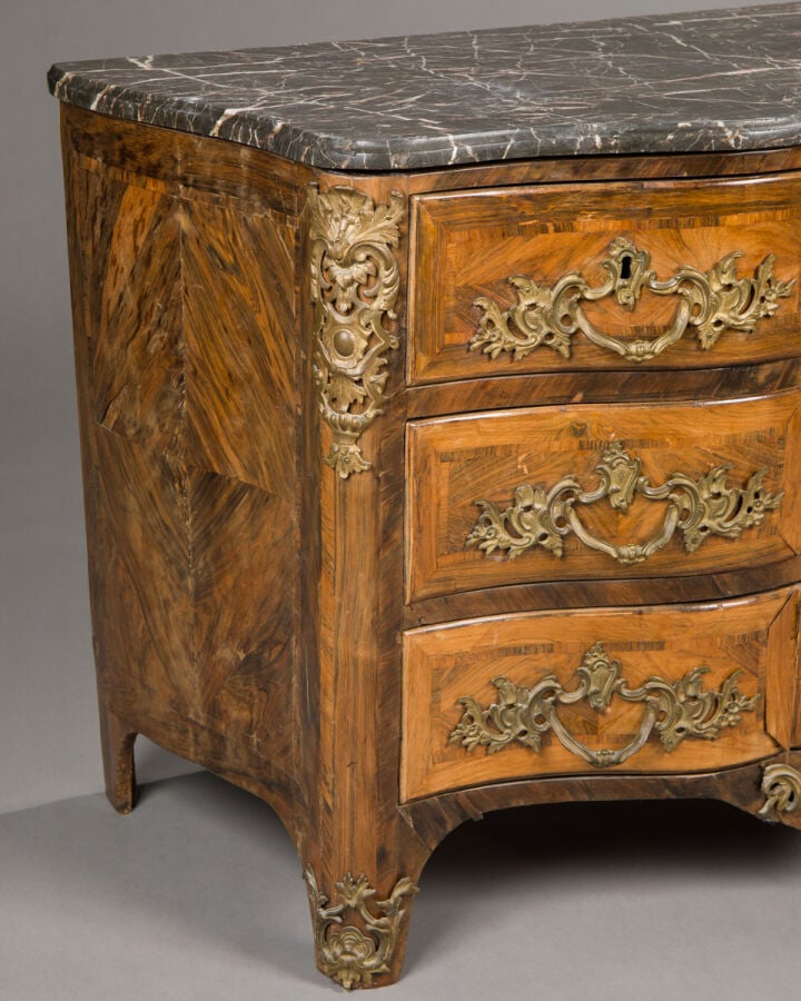 Commode de forme arbalète en bois de placage marqueté en - feuilles dans des fi…