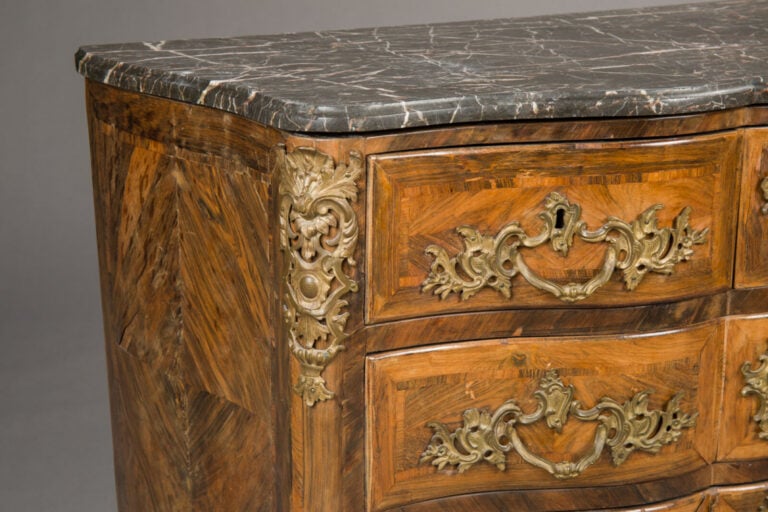Commode de forme arbalète en bois de placage marqueté en - feuilles dans des fi…