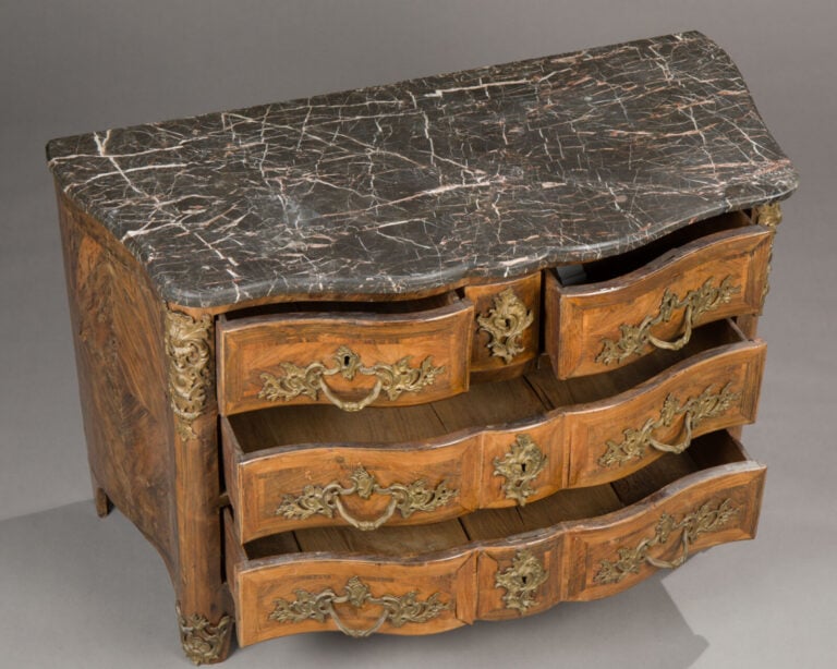 Commode de forme arbalète en bois de placage marqueté en - feuilles dans des fi…