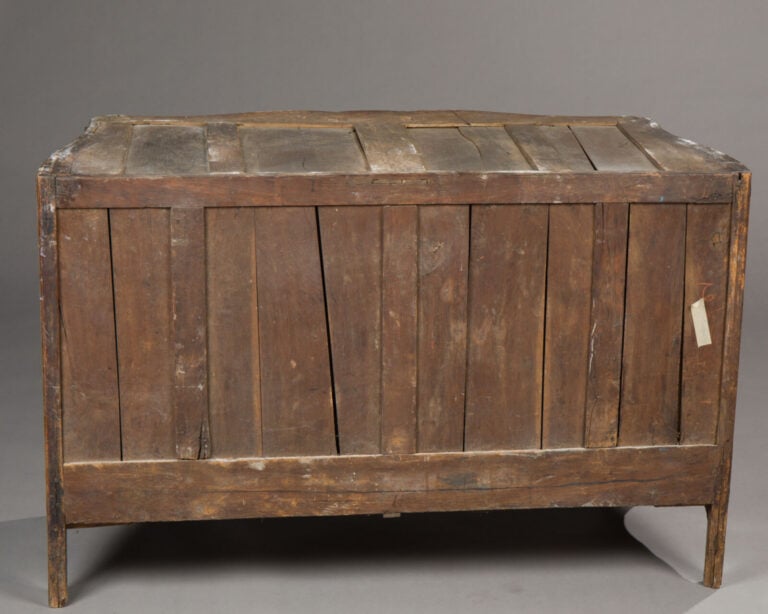 Commode de forme arbalète en bois de placage marqueté en - feuilles dans des fi…