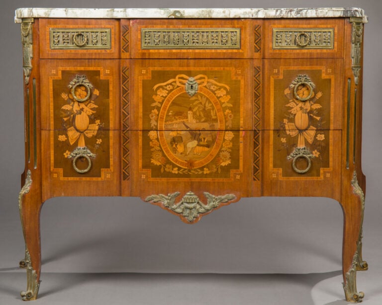 Commode de forme rectangulaire en bois de placage à décor - marqueté de motifs…