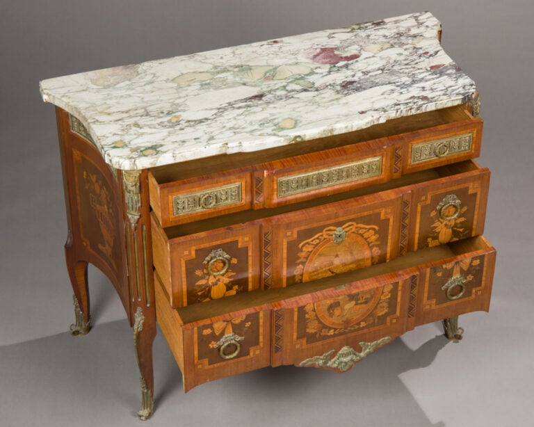 Commode de forme rectangulaire en bois de placage à décor - marqueté de motifs…