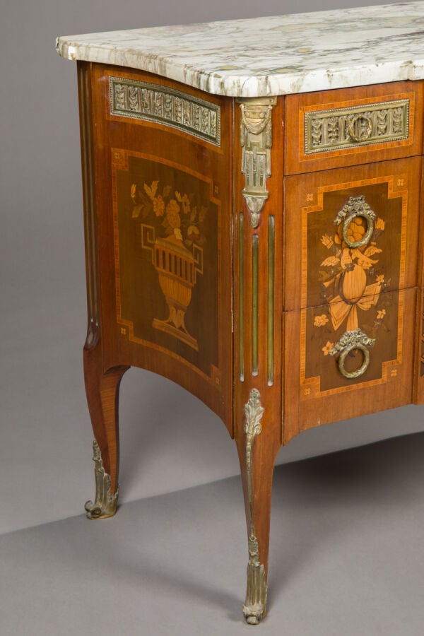Commode de forme rectangulaire en bois de placage à décor - marqueté de motifs…