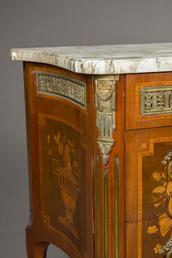 Commode de forme rectangulaire en bois de placage à décor - marqueté de motifs…