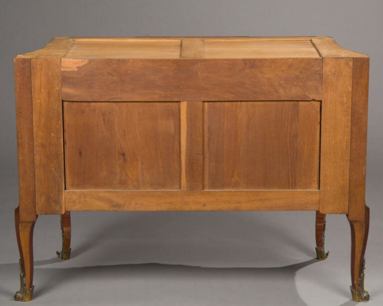 Commode de forme rectangulaire en bois de placage à décor - marqueté de motifs…