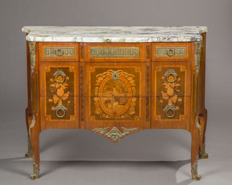 Commode de forme rectangulaire en bois de placage à décor - marqueté de motifs…