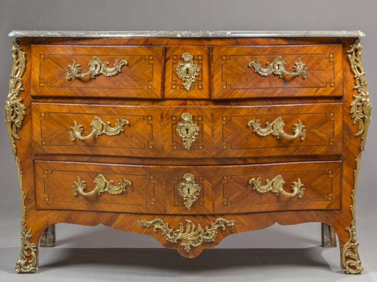 Commode dite « tombeau » - marquetée de bois de rose et bois - de violette en q…