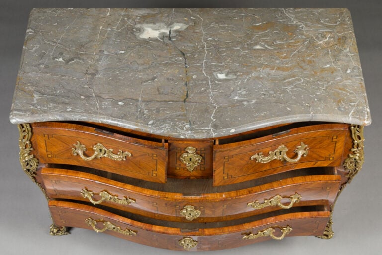 Commode dite « tombeau » - marquetée de bois de rose et bois - de violette en q…