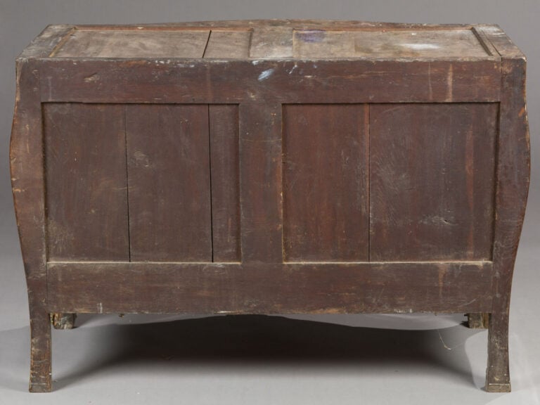 Commode dite « tombeau » - marquetée de bois de rose et bois - de violette en q…
