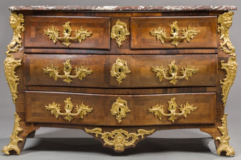 Commode galbée toutes faces en bois de placage - et marqueterie ouvrant par qua…