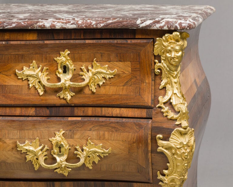 Commode galbée toutes faces en bois de placage - et marqueterie ouvrant par qua…