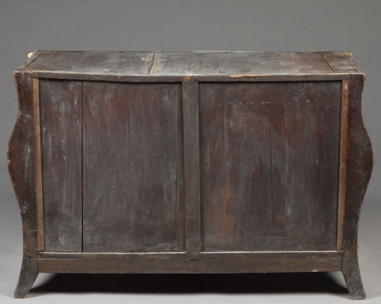 Commode galbée toutes faces en bois de placage - et marqueterie ouvrant par qua…
