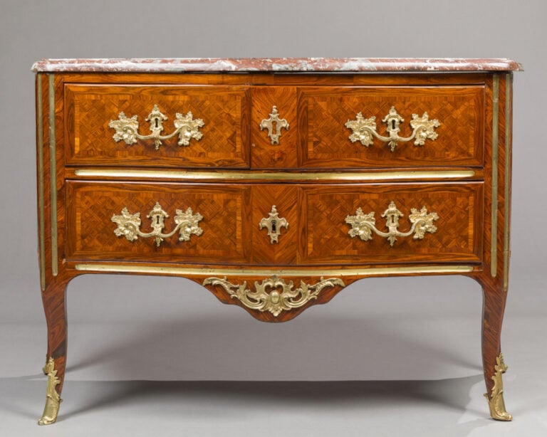 Commode marquetée - à jeu de croisillons de - bois de violette dans des - encad…