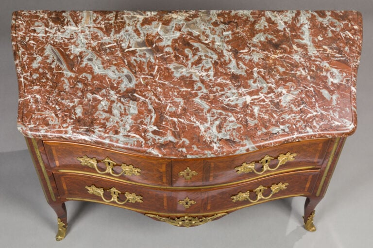 Commode marquetée - à jeu de croisillons de - bois de violette dans des - encad…