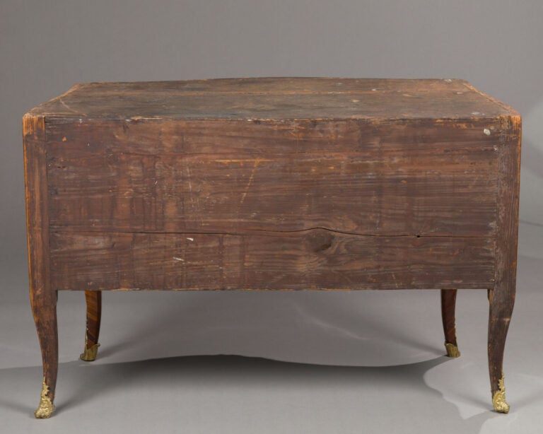 Commode marquetée - à jeu de croisillons de - bois de violette dans des - encad…
